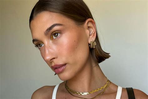 hailey bieber skims earrings